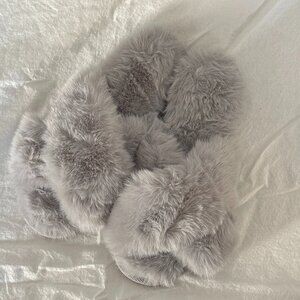 LC Lauren Conrad Womens Size Small 6-7 Light Grey Gray Fuzzy Furry Slippers NWOT